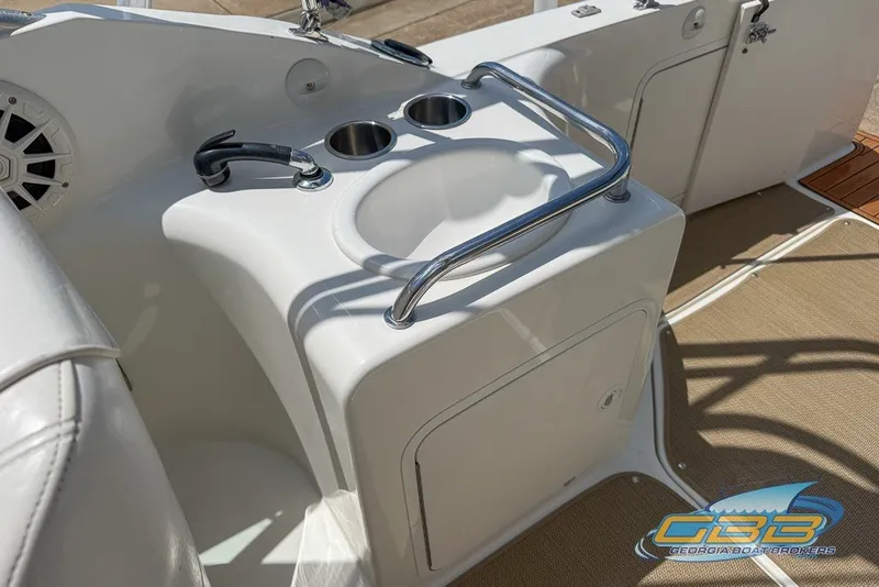 Slide: The Image of Cockpit sink area on 2000 Sea Ray Sundancer 260 boat with cup holders. - 35