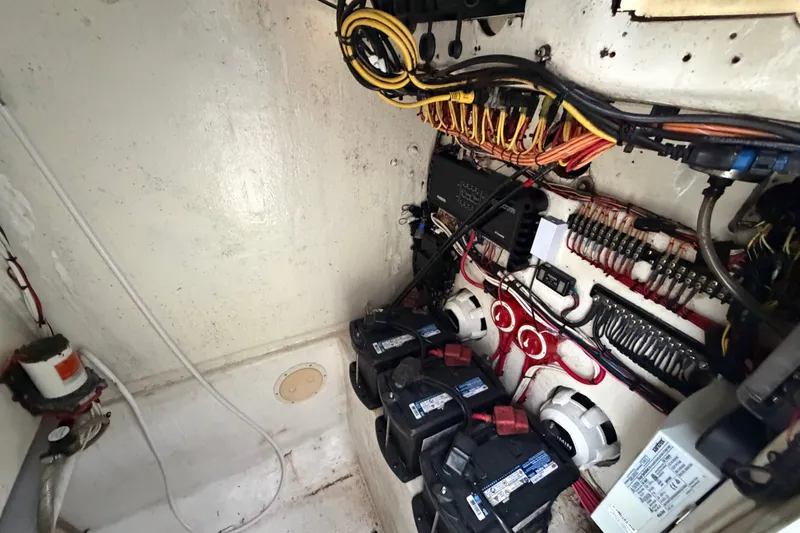 Slide: The Image of Electrical system and battery setup in a 2000 Ocean Runner 27 boat. - 22