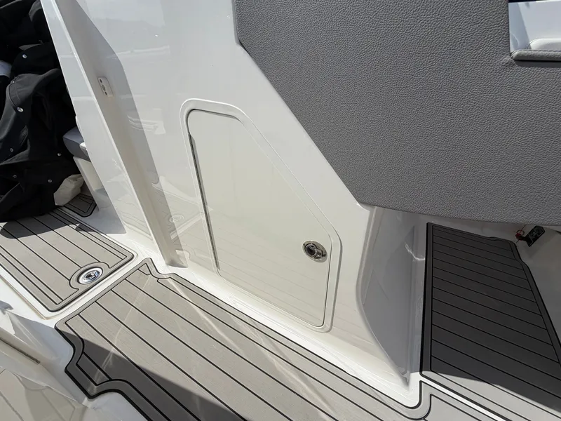 Slide: The Image of The 2025 Sea Ray SDX 290 features a sleek deck design with gray accents. - 43