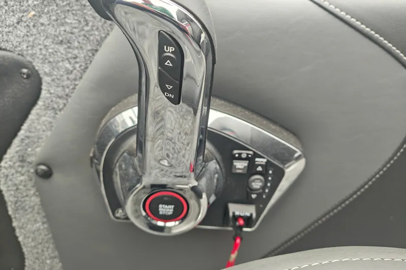 Slide: The Image of Throttle control panel of 2026 Tracker Targa V-19 WT boat. - 18