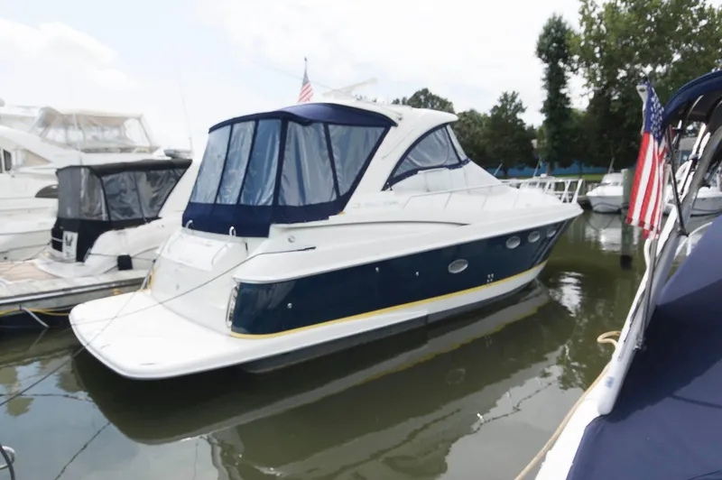 The Image of Eine Regal Commodore 3860 von 2005 liegt im Wasser, umgeben von anderen Booten. - 0