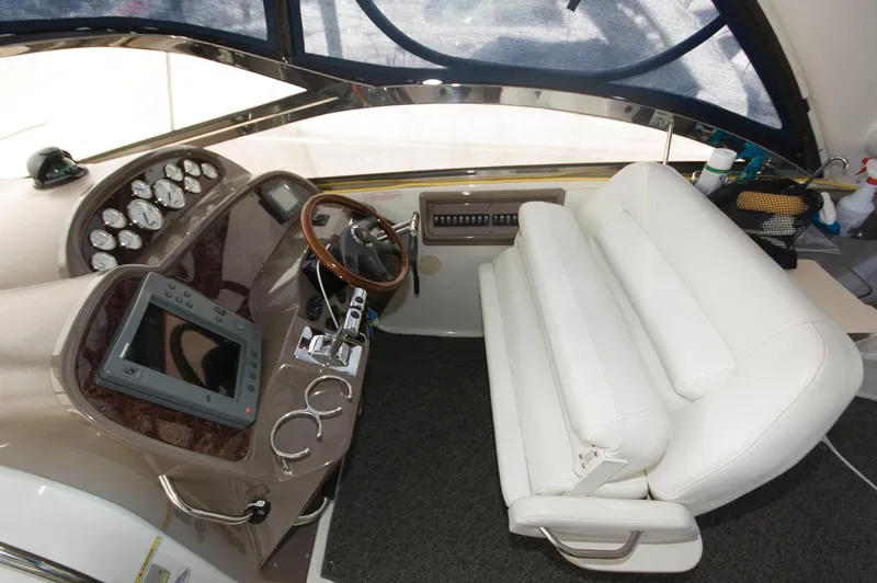 Slide: The Image of Das Cockpit der Regal Commodore 3860 von 2005 zeigt ein elegantes Armaturenbrett und weiße Ledersitze. - 5