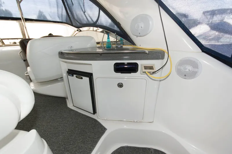 Slide: The Image of Das Bild zeigt das Cockpit einer Regal Commodore 3860 von 2005 mit einer kleinen Küchenzeile. - 8