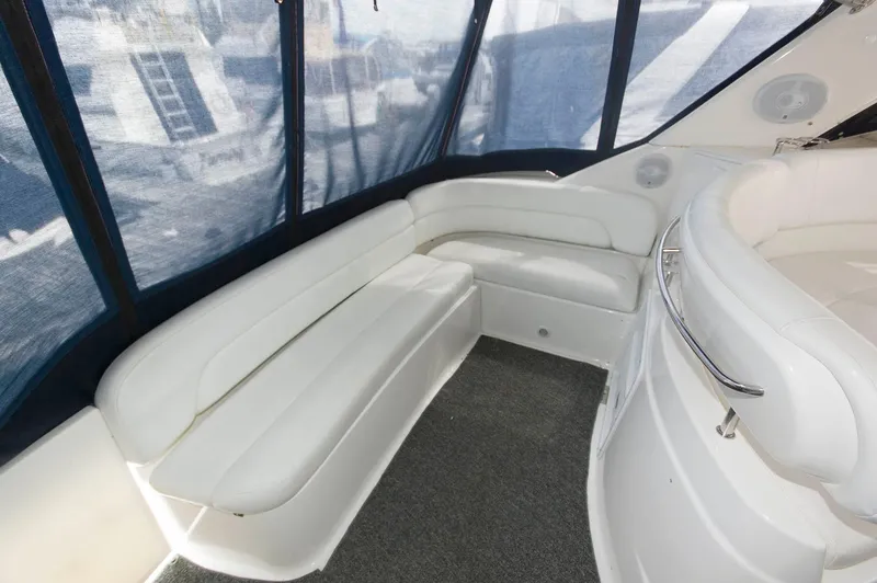 Slide: The Image of Das Bild zeigt eine luxuriöse weiße Sitzbank in einem Boot mit blauen Fenstern. - 3