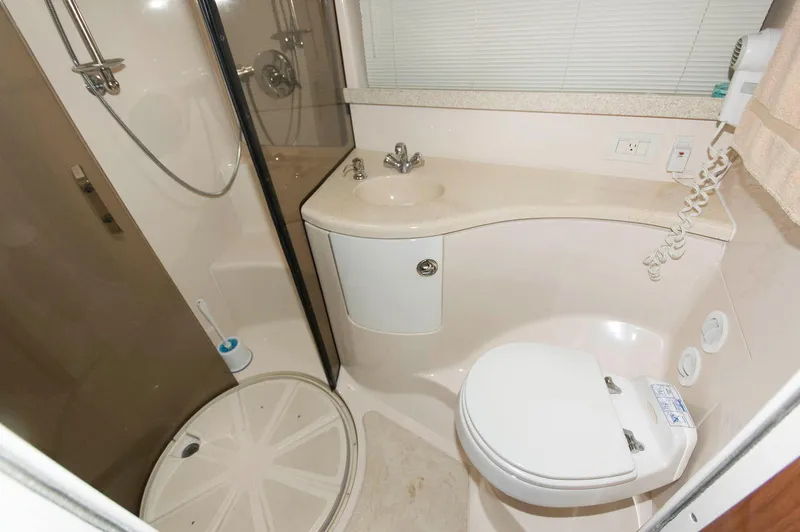 Slide: The Image of Das Bild zeigt ein Badezimmer auf einem Boot mit Dusche, Waschbecken und Toilette. - 15