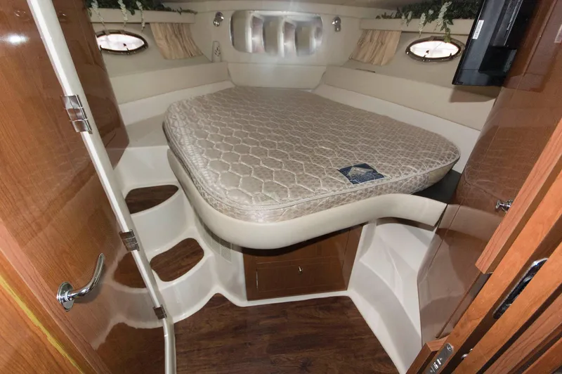 Slide: The Image of Die Kabine einer Regal Commodore 3860 von 2005 mit einem großen Bett und Holzverkleidung. - 13