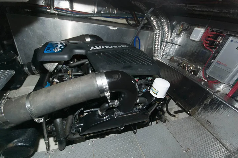 Slide: The Image of Der Motorraum eines Regal Commodore 3860 von 2005 zeigt einen leistungsstarken Motor und Verkabelung. - 20