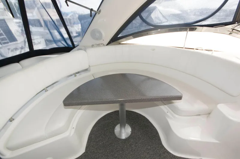 Slide: The Image of Innenansicht einer Regal Commodore 3860 von 2005 mit einem eleganten, weißen Sitzbereich und einem Tisch. - 7