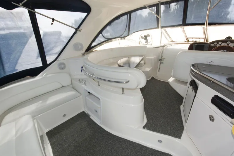 Slide: The Image of Das Bild zeigt das Cockpit einer Regal Commodore 3860 von 2005 mit weißen Sitzen und grauem Teppich. - 2