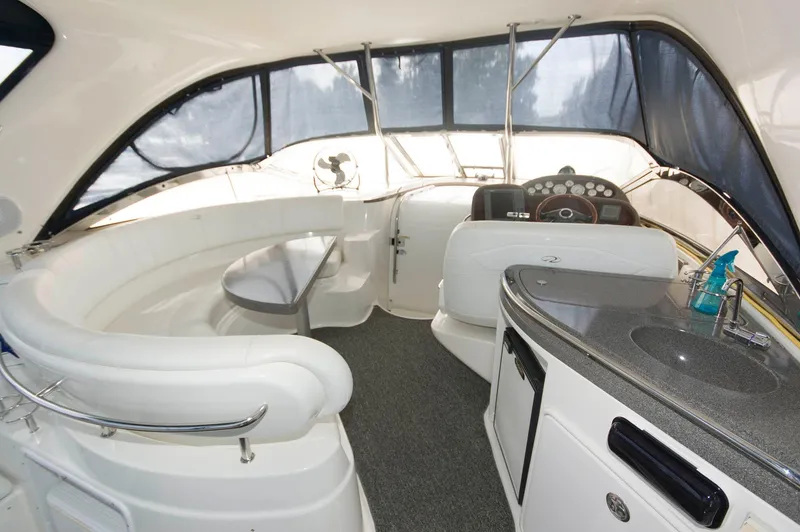 Slide: The Image of Das Bild zeigt das Cockpit einer Regal Commodore 3860 von 2005 mit weißen Sitzen und einem Steuerstand. - 4