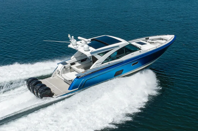 The Image of 2019 Formula 430 Super Sport Crossover cruising on open water. - 1