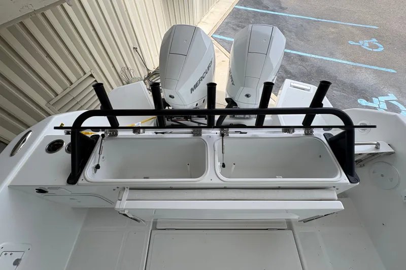 Slide: The Image of Das Bild zeigt das Heck eines Wellcraft 28 T-Top Bootes mit zwei Mercury-Motoren. - 15