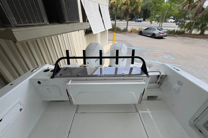 Slide: The Image of La imagen muestra la popa de un barco Wellcraft 28 T-Top con dos motores fuera de borda. - 13