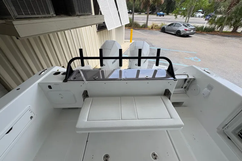 Slide: The Image of De afbeelding toont de achtersteven van een Wellcraft 28 T-Top boot met twee buitenboordmotoren. - 14