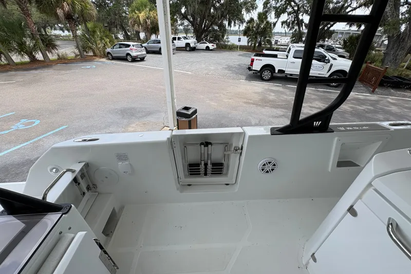 Slide: The Image of L'image montre le cockpit d'un bateau Wellcraft 28 T-Top de 2026. - 16