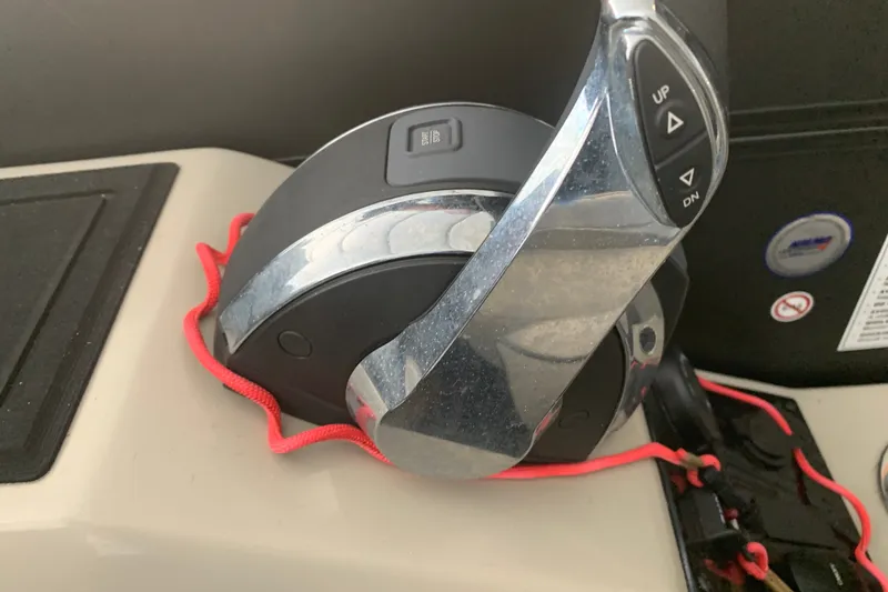Slide: The Image of Throttle control of 2022 Barletta LUSSO 25U boat with red safety cord. - 22