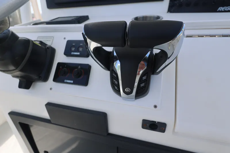 Slide: The Image of Control panel of a 1999 Regulator 26 Forward Seating boat with Yamaha throttle. - 17