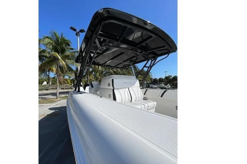 Slide: The Image of Bateau 2009 Midnight Express 34 Open avec auvent et palmiers en arrière-plan. - 5