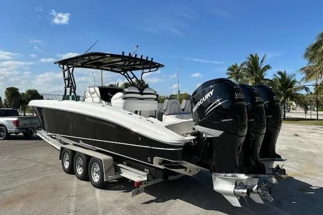 Slide: The Image of Barco 2009 Midnight Express 34 Open con tres motores Mercury en remolque. - 4
