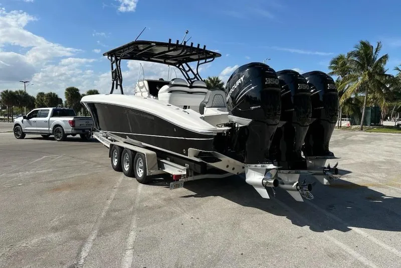 Slide: The Image of Bateau 2009 Midnight Express 34 Open sur remorque avec trois moteurs. - 3