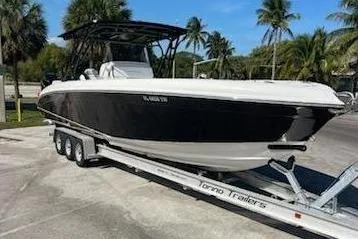 Slide: The Image of Barco 2009 Midnight Express 34 Open en remolque, palmeras al fondo. - 6