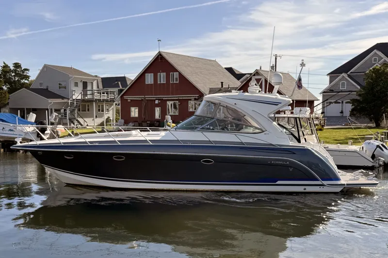 The Image of 2016 Formula 40 Performance Cruiser docked near waterfront homes. - 0