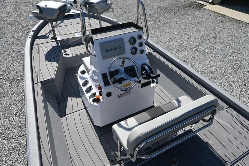 Slide: The Image of The image shows the cockpit of a Vexus ACX2000 boat with a Garmin control system. - 6