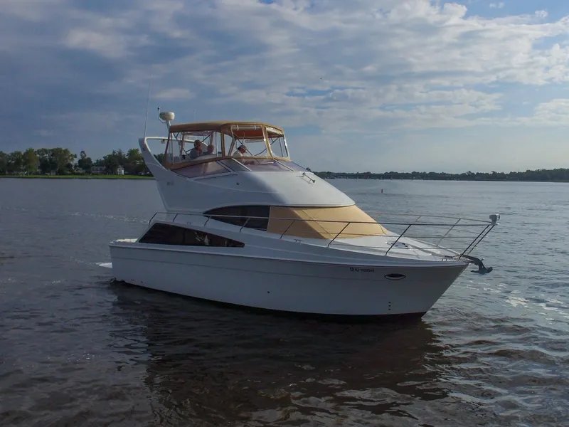 Slide: The Image of Un yate Carver 33 Super Sport de 2006 navegando en aguas tranquilas bajo un cielo nublado. - 3