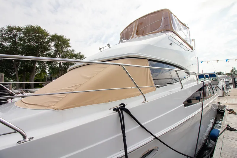 Slide: The Image of Un yate Carver 33 Super Sport de 2006 atracado, con una cubierta beige y diseño elegante. - 15