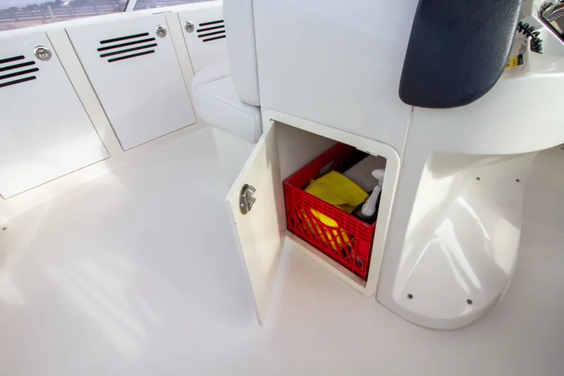 Slide: The Image of Un compartiment de rangement ouvert sur un bateau révèle une caisse rouge avec des objets jaunes et blancs. - 45