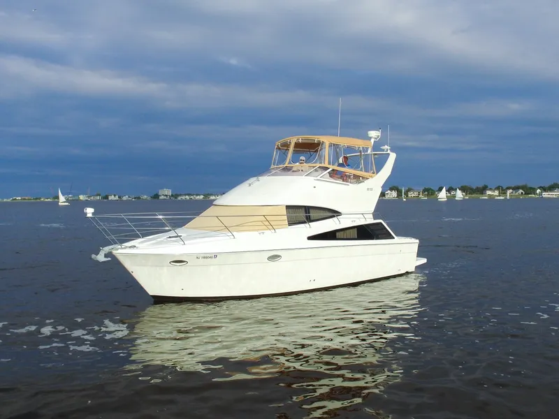 Slide: The Image of Carver 33 Super Sport 2006 en aguas tranquilas con varios veleros al fondo. - 2