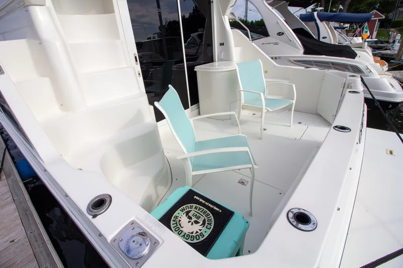Slide: The Image of L'image montre le cockpit d'un Carver 33 Super Sport de 2006 avec deux chaises et une table. - 17