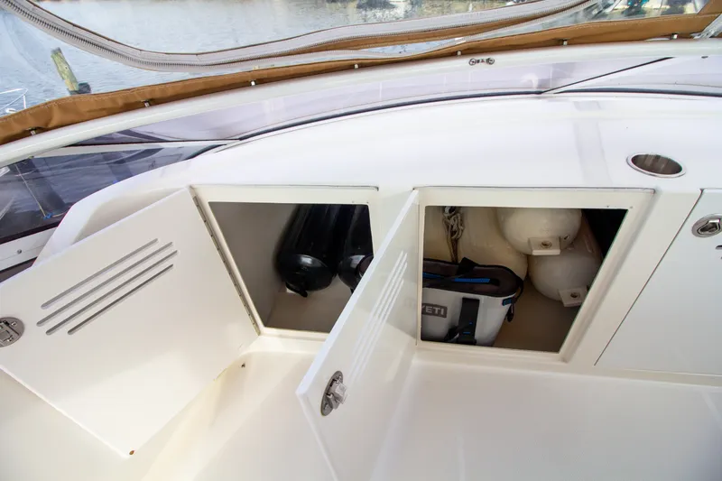 Slide: The Image of La imagen muestra un espacio de almacenamiento en un barco con armarios abiertos que contienen equipo y accesorios. - 43