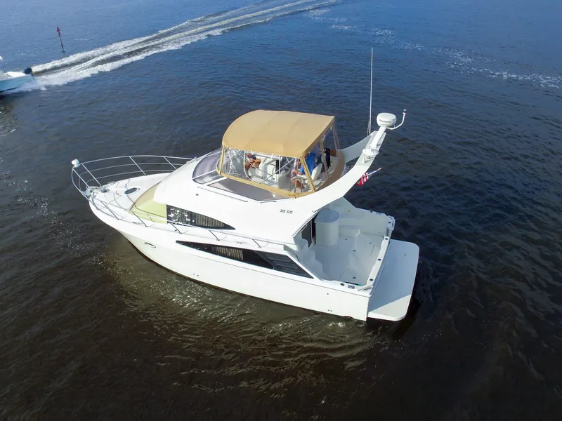 Slide: The Image of Un Carver 33 Super Sport del 2006 naviga su acque calme con un tendalino beige. - 6