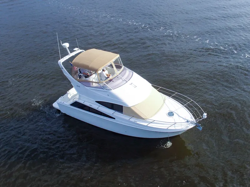 Slide: The Image of Un Carver 33 Super Sport de 2006 naviguant sur des eaux calmes, avec un auvent beige. - 9
