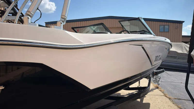 Slide: The Image of MasterCraft NXT22 2016 - 10