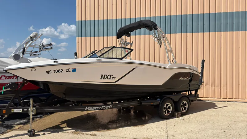 Slide: The Image of MasterCraft NXT22 2016 - 1