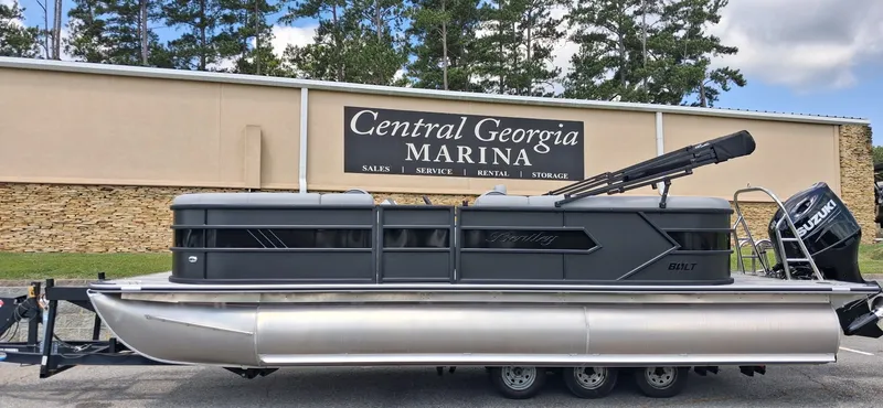 The Image of 2026 Bentley Pontoons Bolt 223 vor einem Bootsverkaufsgeschäft auf einem Anhänger geparkt. - 0