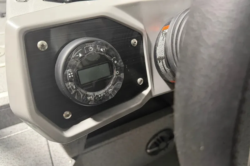 Slide: The Image of Nahaufnahme eines Steuerungselements auf einem Boot, mit einem Display und mehreren Tasten. - 6