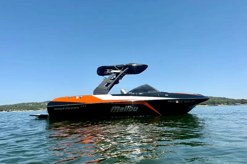 Slide: The Image of 2018 Malibu Wakesetter 21 MLX boat on a sunny lake. - 7