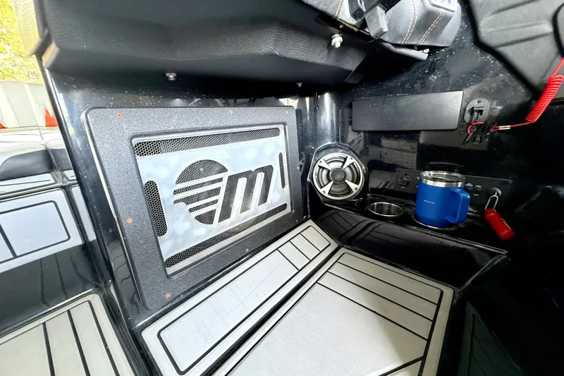 Slide: The Image of Interior of 2018 Malibu Wakesetter 21 MLX boat with speaker and cup holder. - 31