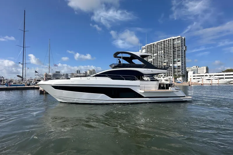 The Image of Yacht de luxe Fairline Squadron 58, modèle 2026, amarré au port. - 0