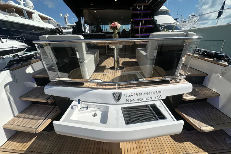 Slide: The Image of Yacht Fairline Squadron 58, anteprima USA, design di coperta lussuoso, modello 2026. - 11