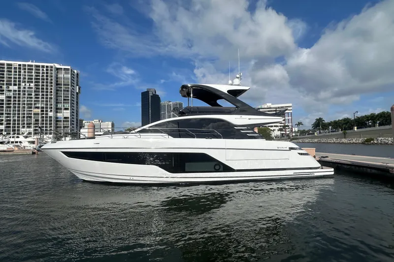 Slide: The Image of 2026 Fairline Squadron 58 Yacht im Hafen, modernes Design. - 1
