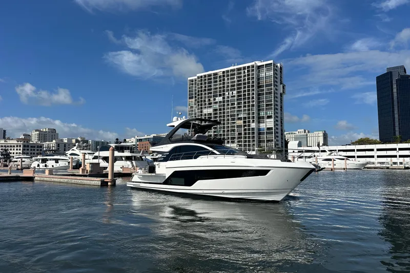 Slide: The Image of Yacht Fairline Squadron 58 2026 ormeggiato nel porto con grattacieli. - 5