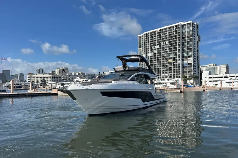 Slide: The Image of Yate Fairline Squadron 58 2026 en puerto con rascacielos. - 3