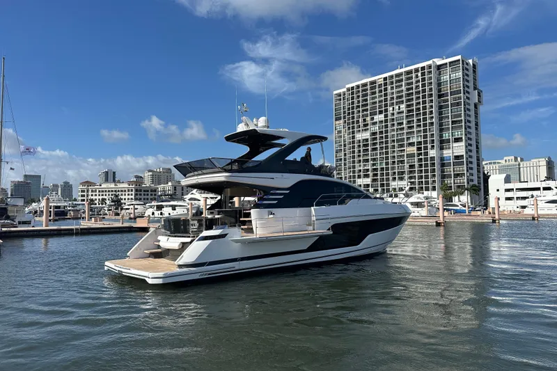 Slide: The Image of Luxusyacht Fairline Squadron 58, Baujahr 2026, im modernen Yachthafen. - 7