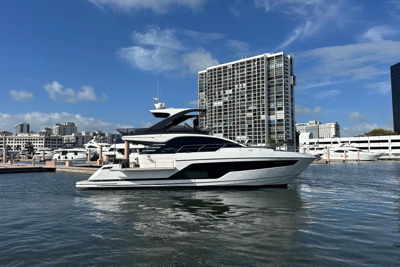 Slide: The Image of Yate de lujo Fairline Squadron 58, modelo 2026, atracado en marina con rascacielos. - 6