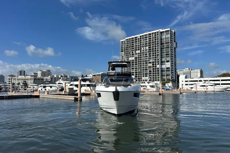 Slide: The Image of Fairline Squadron 58 Yacht 2026 aangemeerd in jachthaven met wolkenkrabbers. - 4