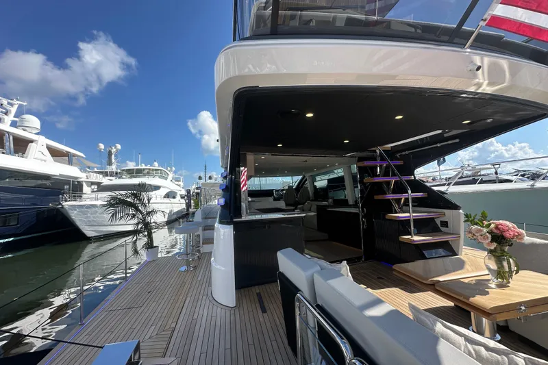Slide: The Image of Luxusyacht Fairline Squadron 58, Baujahr 2026, mit elegantem Interieur und Außendeck. - 12